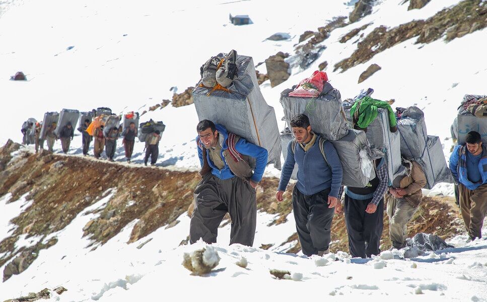 کولبری چیست و تفاوت آن با قاچاق